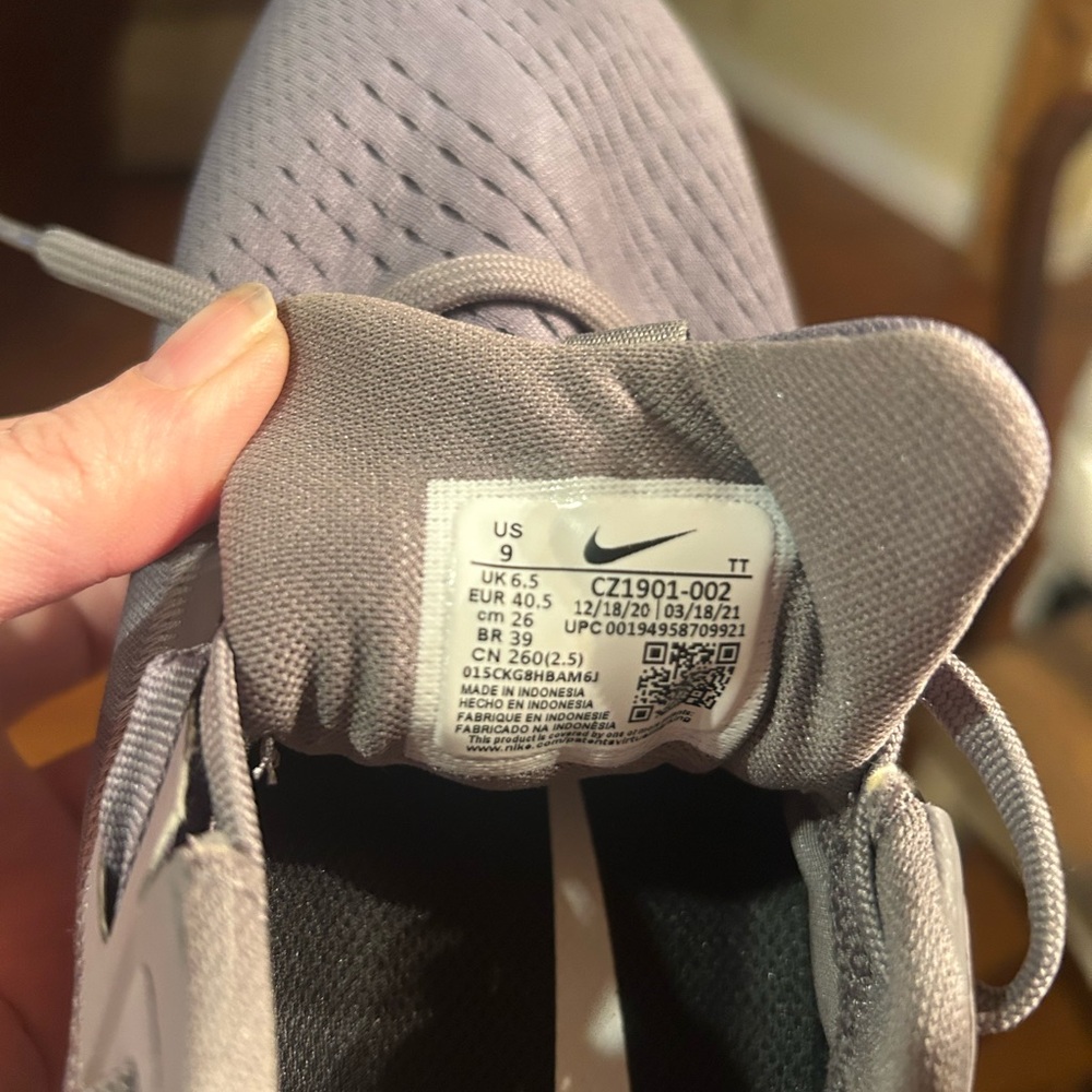 Nike tennis shoes, women’s size 9 - Picture 2 of 3